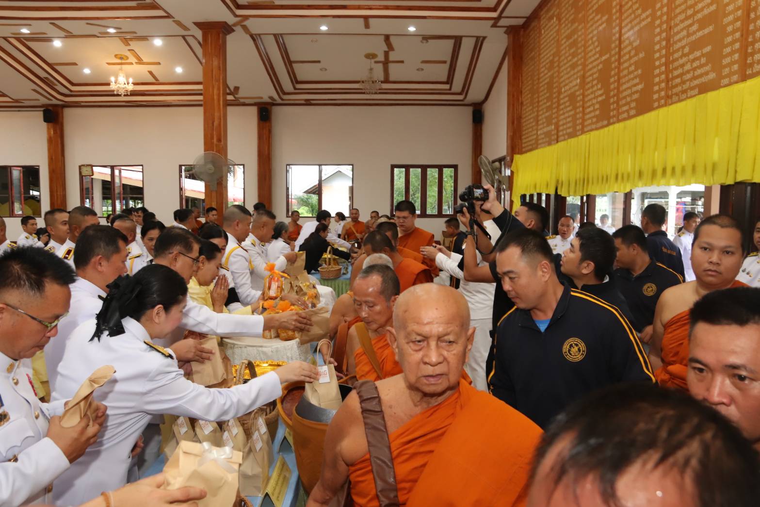 title - พิธีตักบาตรพระสงฆ์ 75 รูป เฉลิมพระเกียรติ เนื่องในโอกาสมหามงคลเฉลิมพระชนมพรรษา 28 กรกฎาคม 2569